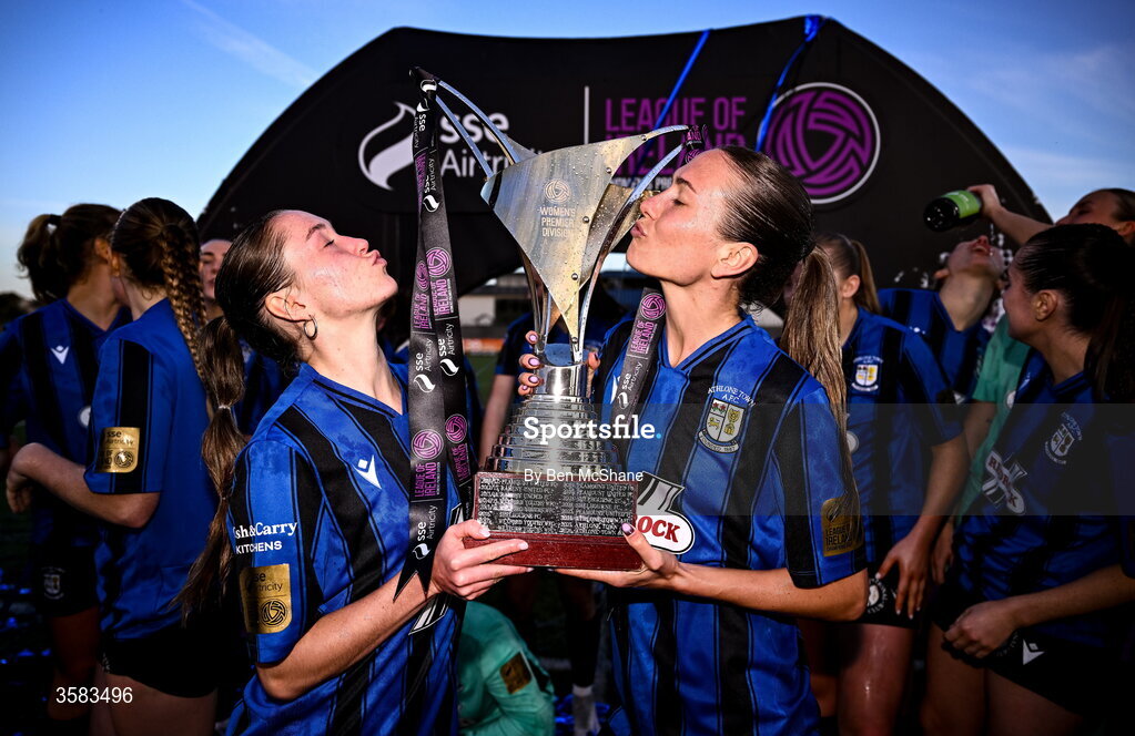 3 October 2026; Athlone Town captains Hannah Waesch, left, and Madie Gibson celebrate with the SSE Airtricity Women's Premier Division title alongside their teammates after the SSE Airtricity Women's Premier Division match between Athlone Town and Galway United at Athlone Town Stadium in Lissywollen, Athlone, Westmeath. Photo by Ben McShane/Sportsfile