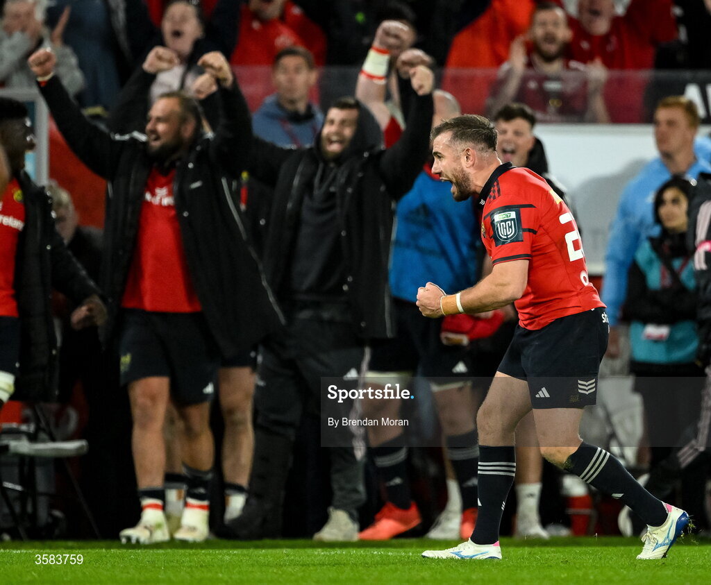 3 October 2026; JJ Hanrahan of Munster celebrates at the final whistle of the United Rugby Championship match between Munster and Vodacom Bulls at Thomond Park in Limerick. Photo by Brendan Moran/Sportsfile