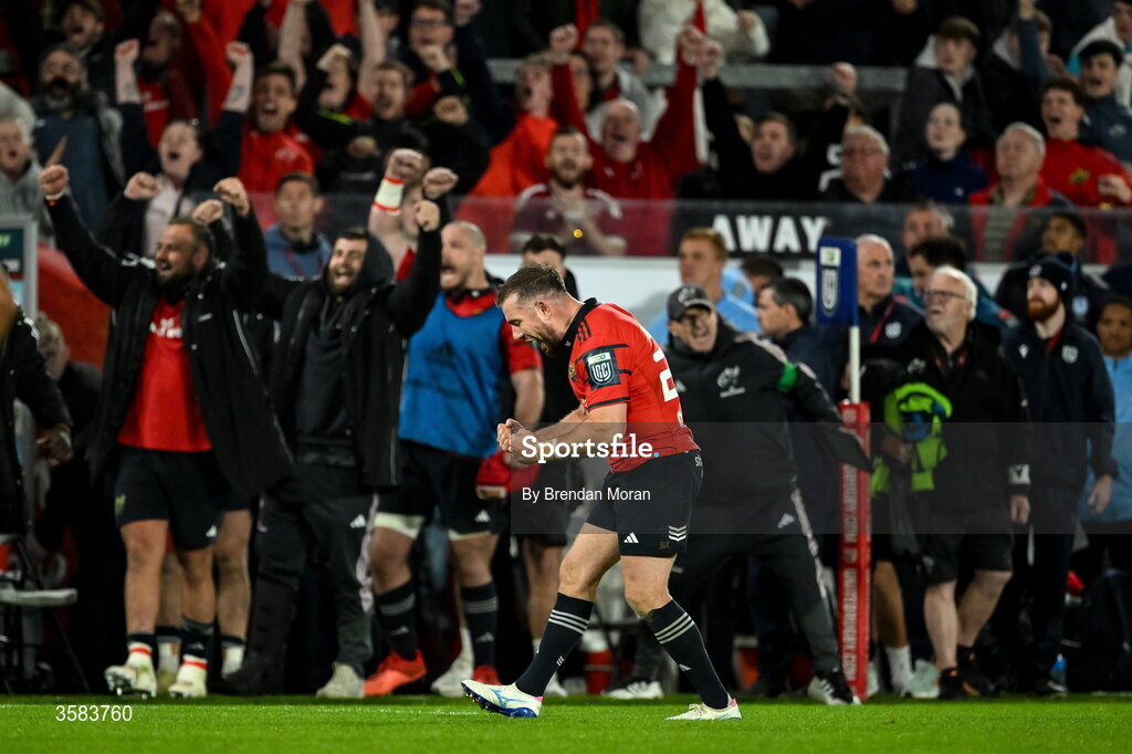 3 October 2026; JJ Hanrahan of Munster celebrates at the final whistle of the United Rugby Championship match between Munster and Vodacom Bulls at Thomond Park in Limerick. Photo by Brendan Moran/Sportsfile