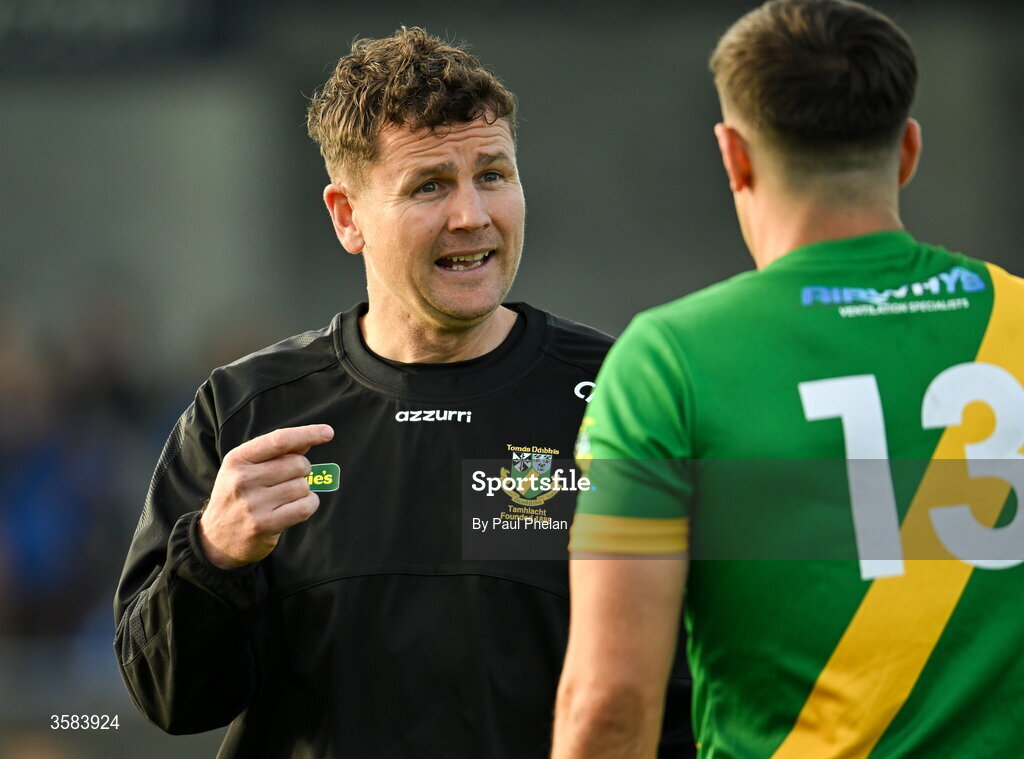 3 October 2026; Thomas Davis manager Ciaran Farrelly speaks to Chris Sallier before the Dublin County Senior Club Football Championship semi-final match between Thomas Davis and Castleknock at Parnell Park in Dublin. Photo by Paul Phelan/Sportsfile