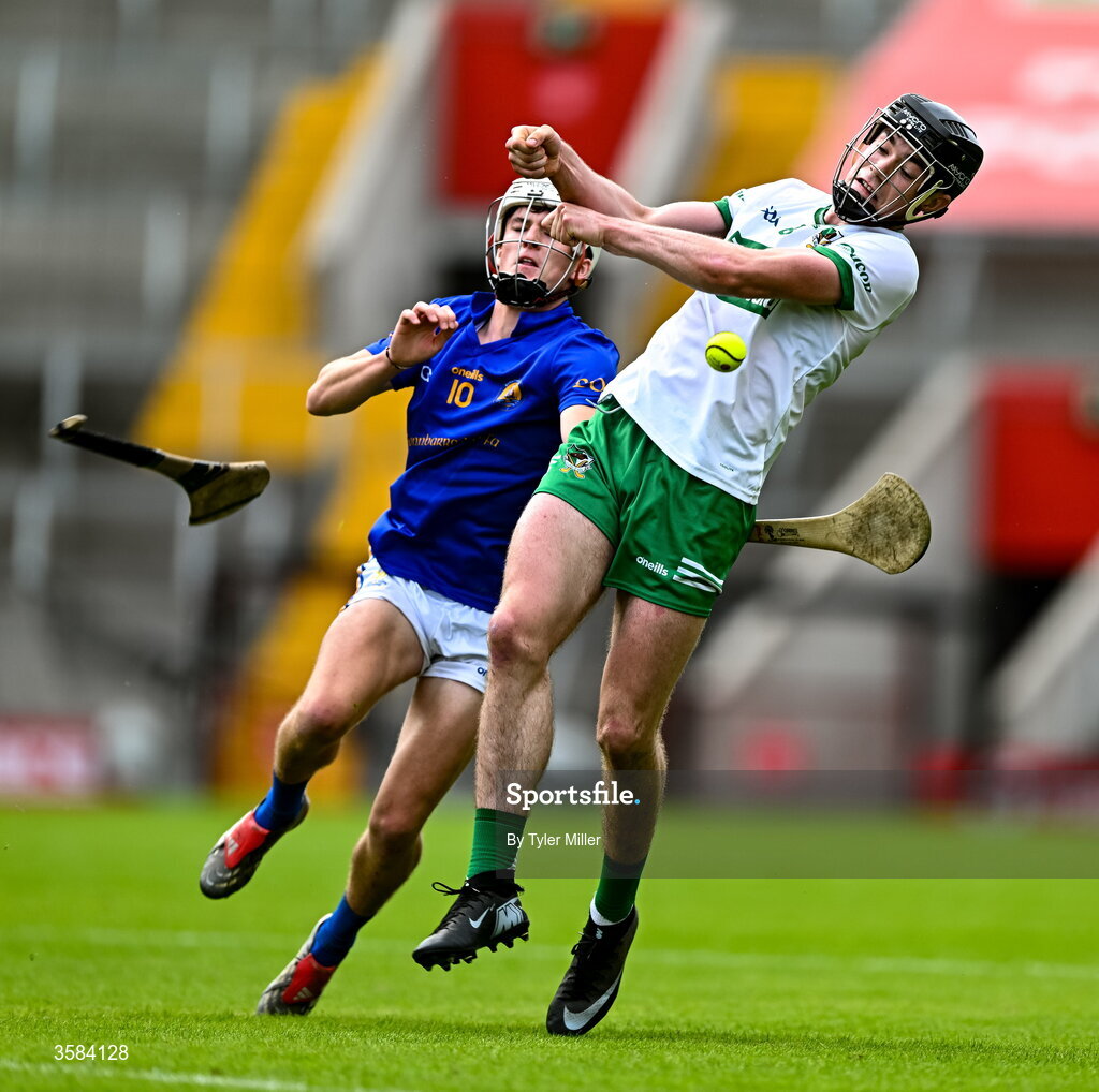 4 October 2026; Conor Noonan of Kanturk loses his hurl while in action against John Wigginton Barrett of St Finbarrs during the Cork County Senior Club Hurling Championship semi-final match between Kanturk and St Finbarrs at SuperValu Páirc Uí Chaoimh in Cork. Photo by Tyler Miller/Sportsfile