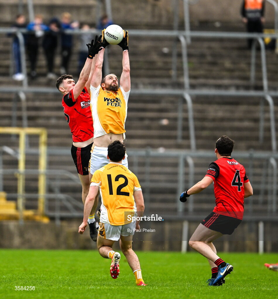 4 October 2026; Conor Boyle of Clontibret O'Neills catches a kick-out ahead of Adam McCarey of Gaeil Triucha CLG during the Monaghan County Senior Club Football Championship semi-final match between Clontibret O'Neills and Gaeil Triucha CLG at St Tiernach’s Park in Clones, Monaghan. Photo by Paul Phelan/Sportsfile