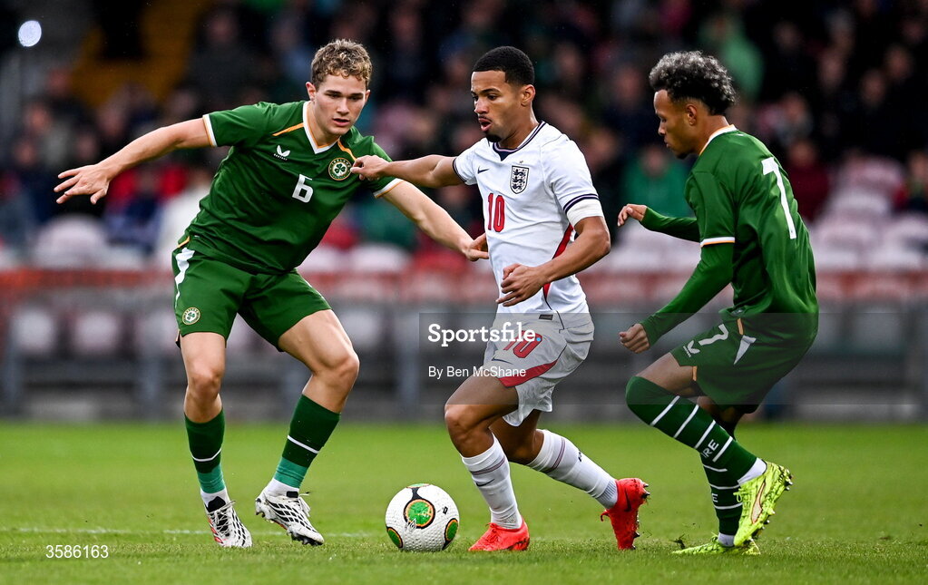 6 October 2026; Ethan Nwaneri of England in action against Jacob Devaney, left, and Trent Kone-Doherty of Republic of Ireland during the UEFA European U21 Championship qualifier match between the Republic of Ireland and England at Turner's Cross Stadium in Cork. Photo by Ben McShane/Sportsfile