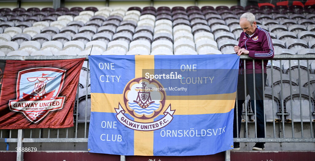 10 October 2026; Galway United supporter Ronan Coleman ties up a flag to the front of the stand before the Club Orange Men's FAI Cup semi-final match between Galway and Derry City at Eamonn Deacy Park in Galway. Photo by Stephen McCarthy/Sportsfile
