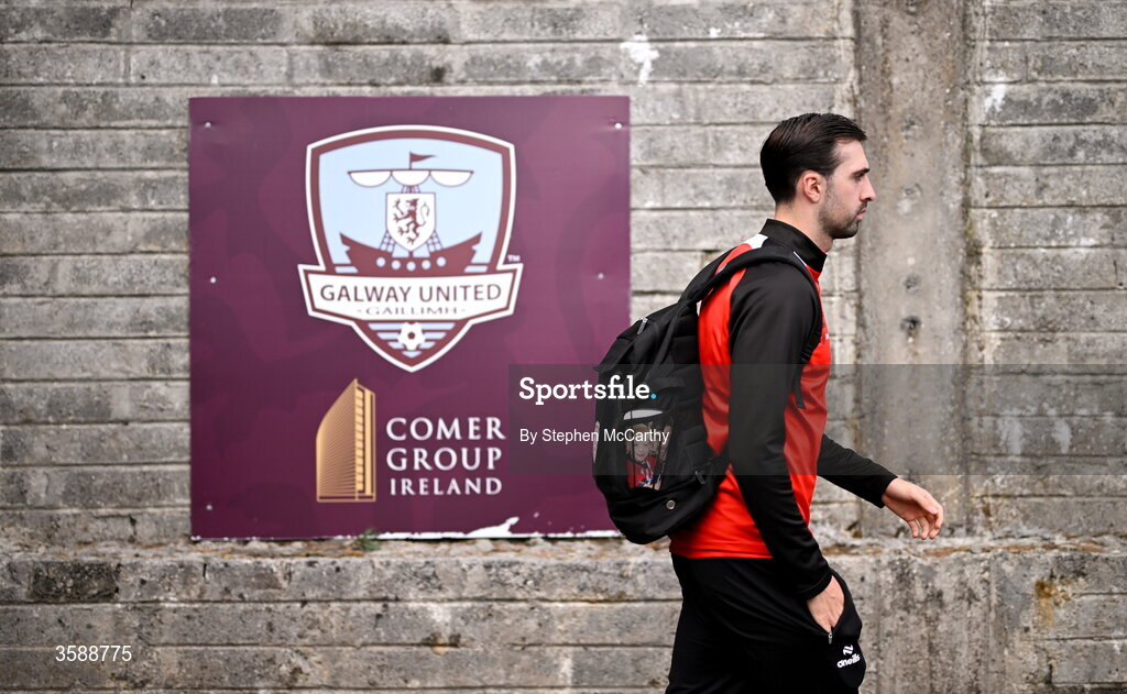 10 October 2026; Ellis Chapman of Derry City arrives for the Club Orange Men's FAI Cup semi-final match between Galway and Derry City at Eamonn Deacy Park in Galway. Photo by Stephen McCarthy/Sportsfile