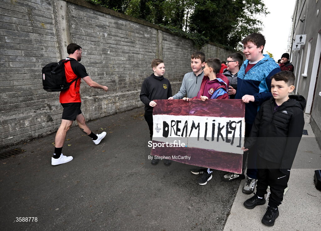 10 October 2026; Galway United supporters welcome the Derry City players for the Club Orange Men's FAI Cup semi-final match between Galway and Derry City at Eamonn Deacy Park in Galway. Photo by Stephen McCarthy/Sportsfile