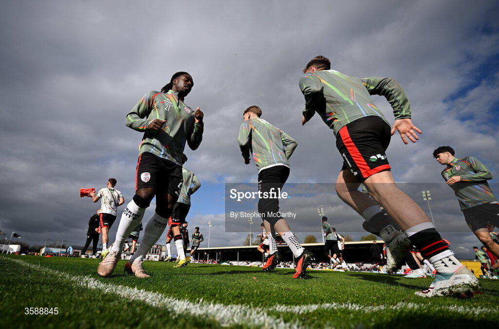 10 October 2026; Kevin dos Santos and Derry City team-mates warms up before the Club Orange Men's FAI Cup semi-final match between Galway and Derry City at Eamonn Deacy Park in Galway. Photo by Stephen McCarthy/Sportsfile