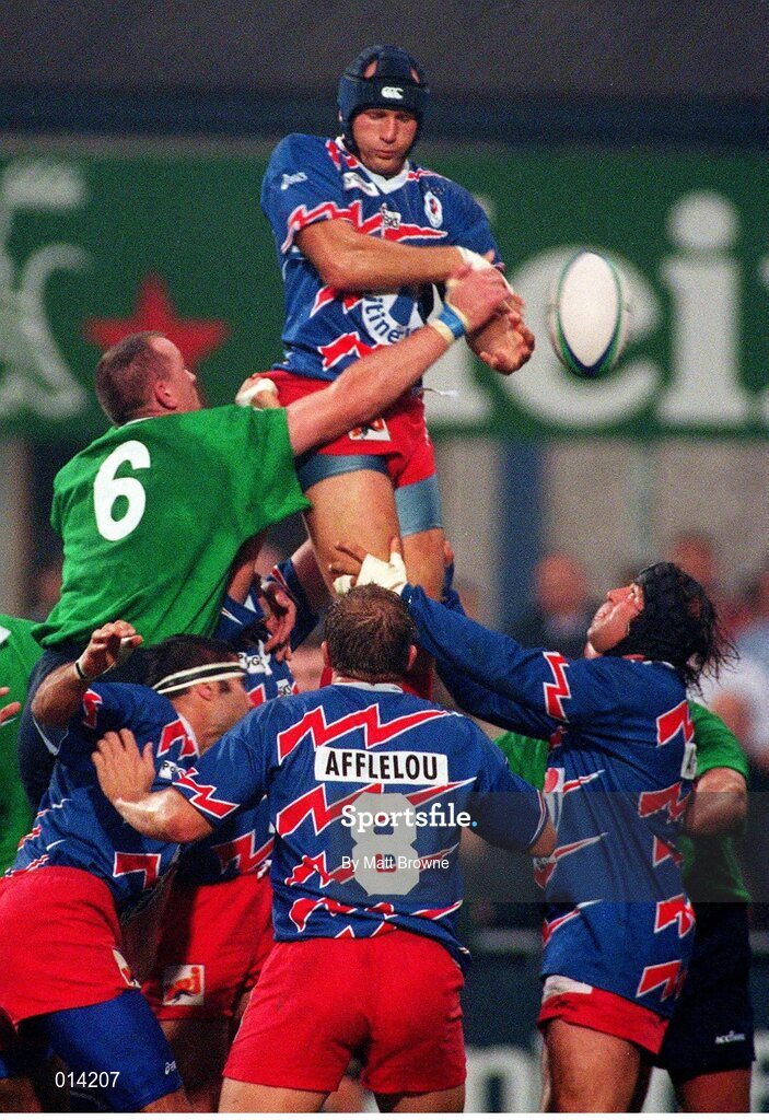25 September1998; Christopher Moni, Stade Francais, wins possession in the line-out ahead of Trevor Brennan, Leinster. European Rugby Cup, Leinster v Stade Francais, Donnybrook, Dublin. Picture credit: Matt Browne / SPORTSFILE