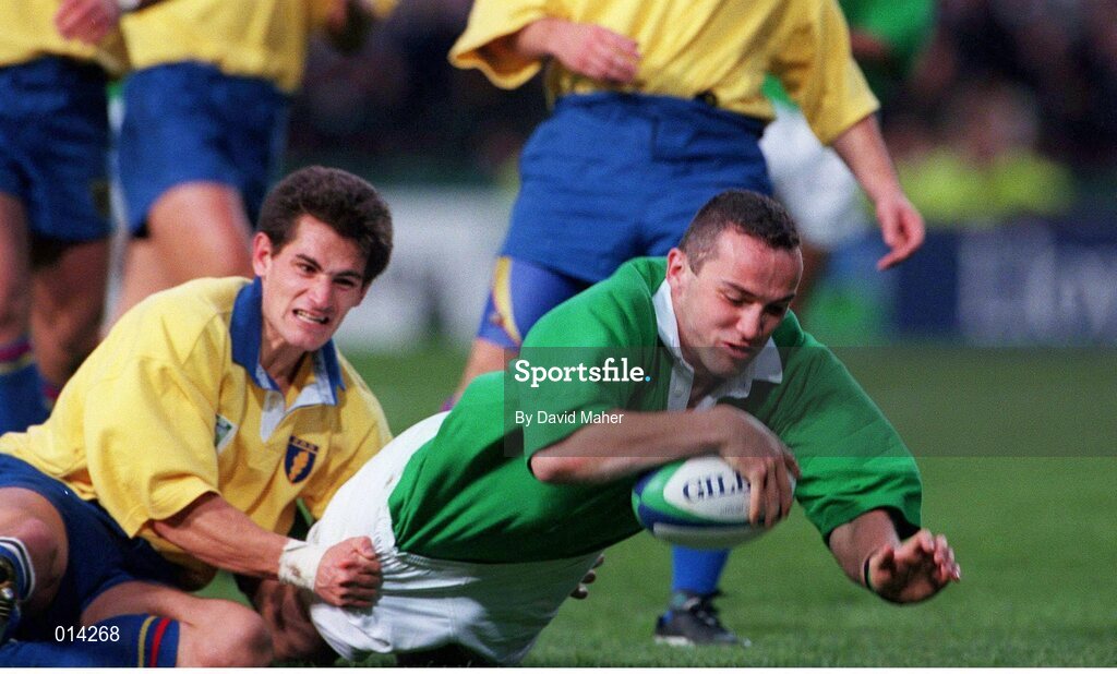 21 November 1998; Ireland's Conor O'Shea scores a try despite the challenge of Roland Vusec, Romania. Rugby World Cup Qualifier, Ireland v Romania, Lansdowne Road, Dublin. Picture credit: David Maher / SPORTSFILE