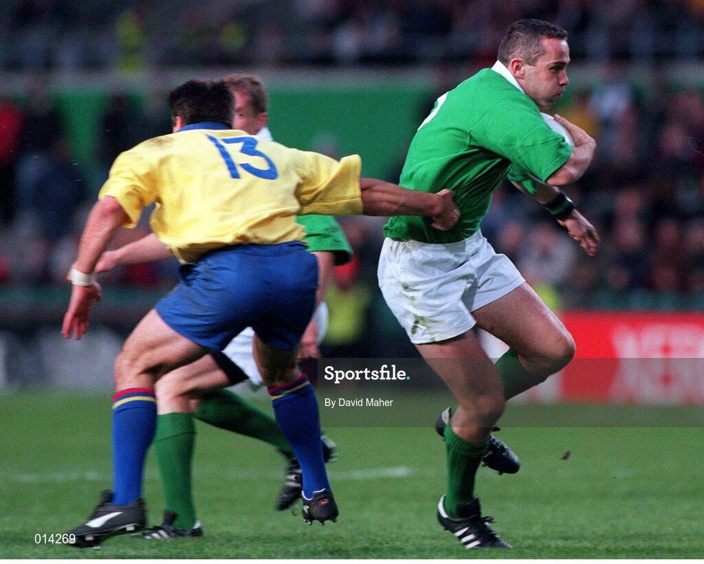 21 November 1998; Ireland's Conor O'Shea on his way to scoiring a try against Romania. Rugby World Cup Qualifier, Ireland v Romania, Lansdowne Road, Dublin. Picture credit: David Maher / SPORTSFILE
