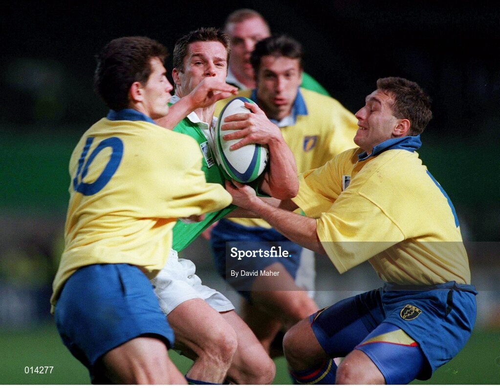 21 November 1998; Daragh O'Mahony, Ireland, in action against Romania. Rugby World Cup Qualifier, Ireland v Romania, Lansdowne Road, Dublin. Picture credit: David Maher / SPORTSFILE