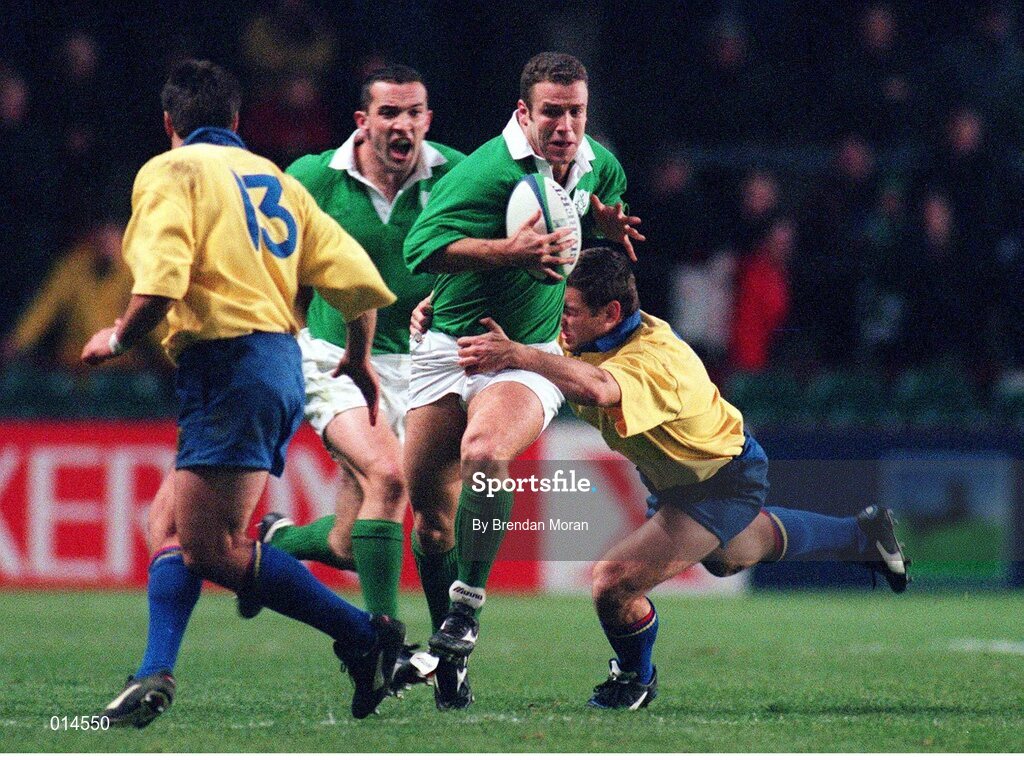 21 November 1998; Kevin Maggs, Ireland, breaks through the Romanian defence. Rugby World Cup Qualifier, Ireland v Romania, Lansdowne Road, Dublin. Picture credit: Brendan Moran / SPORTSFILE