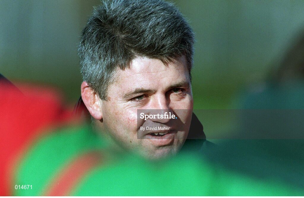25 November 1998; Ireland head coach Warren Gatland during squad training. Ireland Rugby Squad Training, Kings Hospital, Dublin. Picture credit: David Maher / SPORTSFILE