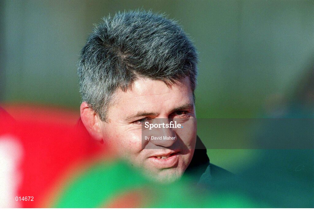 25 November 1998; Ireland head coach Warren Gatland during squad training. Ireland Rugby Squad Training, Kings Hospital, Dublin. Picture credit: David Maher / SPORTSFILE