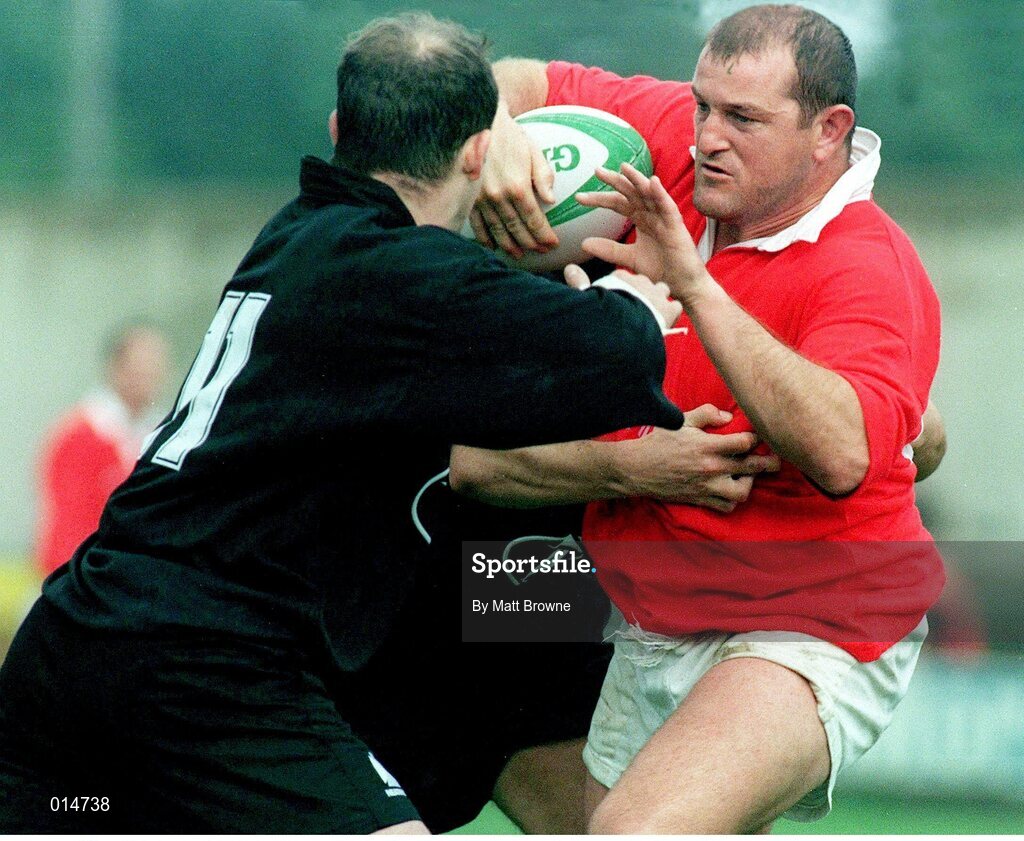 26 September 1998; Peter Clohessy, Munster, is tackled by Ian Jones, Neath. European Rugby Cup, Munster v Neath, Musgrave Park, Cork. Picture credit: Matt Browne / SPORTSFILE