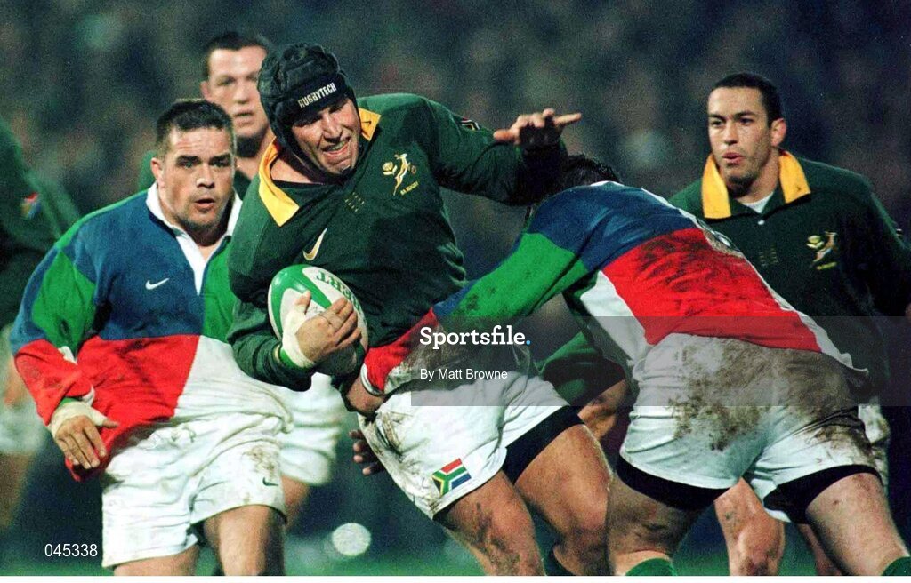 24 November 1998; Braam Van Straaten, South Africa, is tackled by Allen Clarke, left, and Anthony Foley, Combined Provinces. Rugby fiendly, Combined Provinces v South Africa, Musgrave Park, Cork. Picture credit: Matt Browne / SPORTSFILE