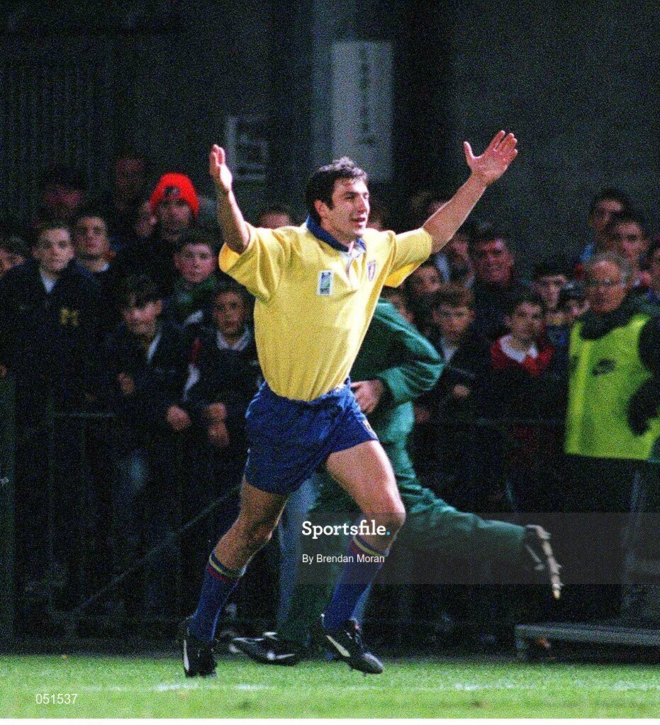 21 November 1998; Romania's Mihai Vioreanu celebrates after scoring a late try against Ireland. Rugby World Cup Qualifier, Ireland v Romania, Lansdowne Road, Dublin. Picture credit: Brendan Moran / SPORTSFILE