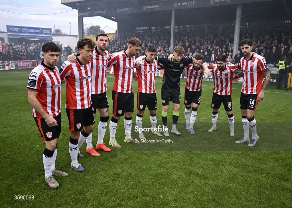 10 October 2026; Derry City players prepare to huddle before the Club Orange Men's FAI Cup semi-final match between Galway and Derry City at Eamonn Deacy Park in Galway. Photo by Stephen McCarthy/Sportsfile