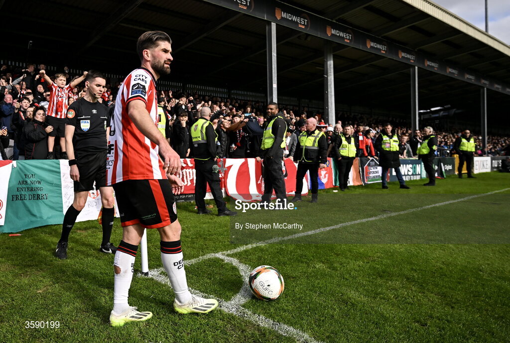 10 October 2026; Brandon Fleming of Derry City prepare to take a corner kick during the Club Orange Men's FAI Cup semi-final match between Galway and Derry City at Eamonn Deacy Park in Galway. Photo by Stephen McCarthy/Sportsfile