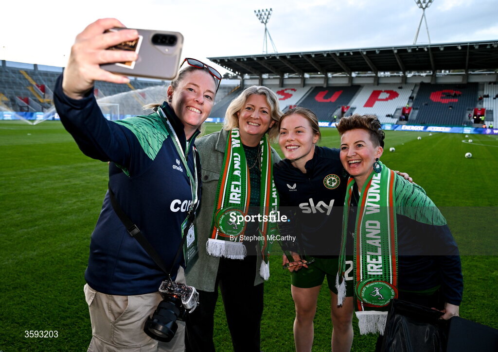 13 October 2026; Emily Murphy of Republic of Ireland after being presented the CRIS & WBIG Women's national team player of the year award by, from left, Aisling Hyland, Lisa McCarthy and Lisa Cox of the Women's National Team Supporters Club before the 2027 FIFA Women’s World Cup qualifying round 1 play-off second leg match between Republic of Ireland and Kazakhstan at SuperValu Páirc Uí Chaoimh in Cork. Photo by Stephen McCarthy/Sportsfile