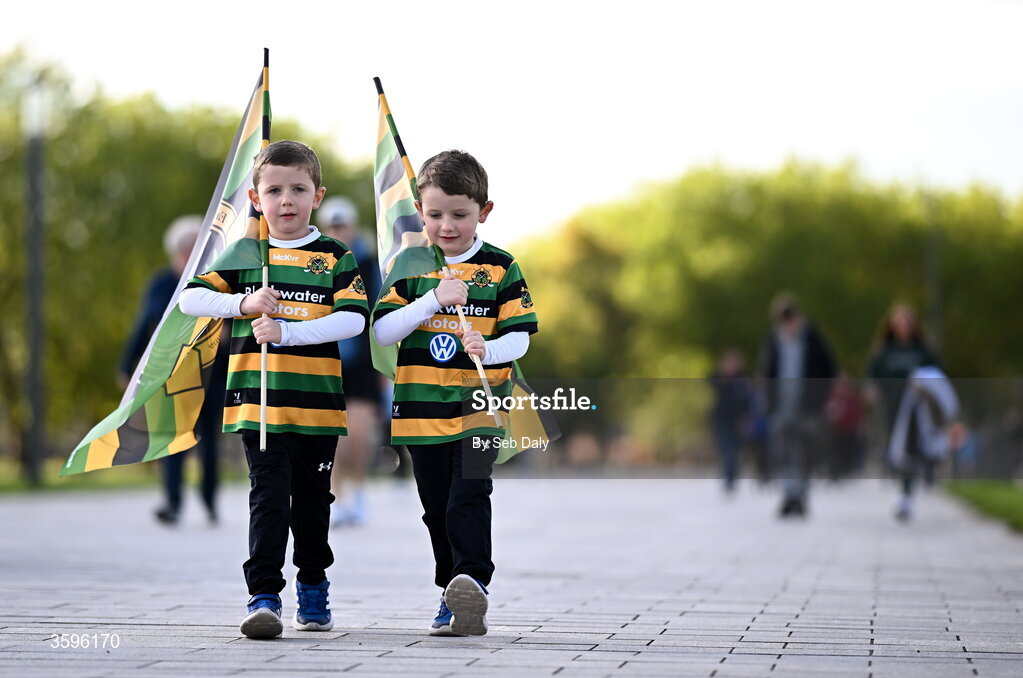 18 October 2026; Young Glen Rovers supporters, twin brothers, Sean and Tadhg Bowens, age five, from Ballyvolane, Cork, make their way to the stadium ahead of the Cork County Premier Senior Club Hurling Championship final match between Glen Rovers and St Finbarr's at SuperValu Páirc Uí Chaoimh in Cork. Photo by Seb Daly/Sportsfile