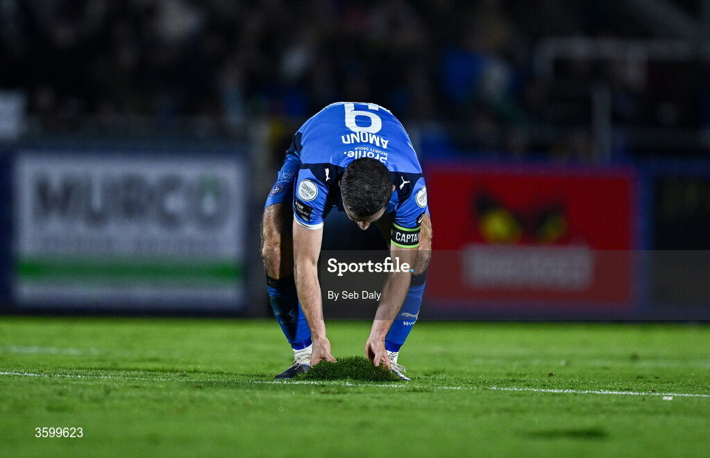 23 October 2026; Pádraig Amond of Waterford replaces a divot during the SSE Airtricity Men's Premier Division match between Waterford and Drogheda United at RSC in Waterford. Photo by Seb Daly/Sportsfile