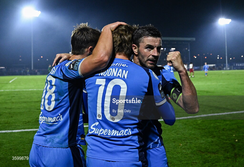 23 October 2026; Conan Noonan of Waterford, centre, celebrates with teammates Pádraig Amond, right, and Tommy Lonergan after scoring their side's second goal during the SSE Airtricity Men's Premier Division match between Waterford and Drogheda United at RSC in Waterford. Photo by Seb Daly/Sportsfile