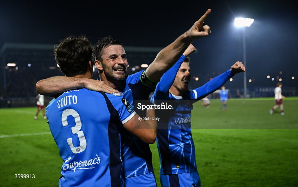 23 October 2026; Pádraig Amond of Waterford, centre, celebrates with teammates Benny Couto, left, and Evan McLaughlin after scoring his side's third goal during the SSE Airtricity Men's Premier Division match between Waterford and Drogheda United at RSC in Waterford. Photo by Seb Daly/Sportsfile