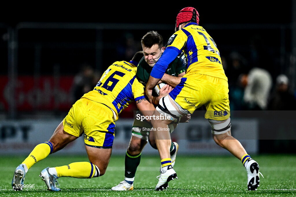 23 October 2026; David O'Connor of Connacht is tackled by Zebre Parma players Giampietro Ribaldi, left, and Matteo Canali during the United Rugby Championship match between Connacht and Zebre Parma at Dexcom Stadium in Galway. Photo by Shauna Clinton/Sportsfile