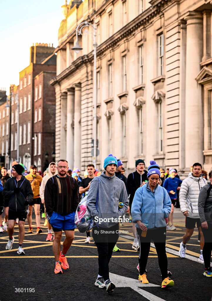 25 October 2026; Runners make their way to the start before the 2026 Irish Life Dublin Marathon, as thousands of runners took to the streets of Dublin for the 45th running of the event. Photo by Shauna Clinton/Sportsfile