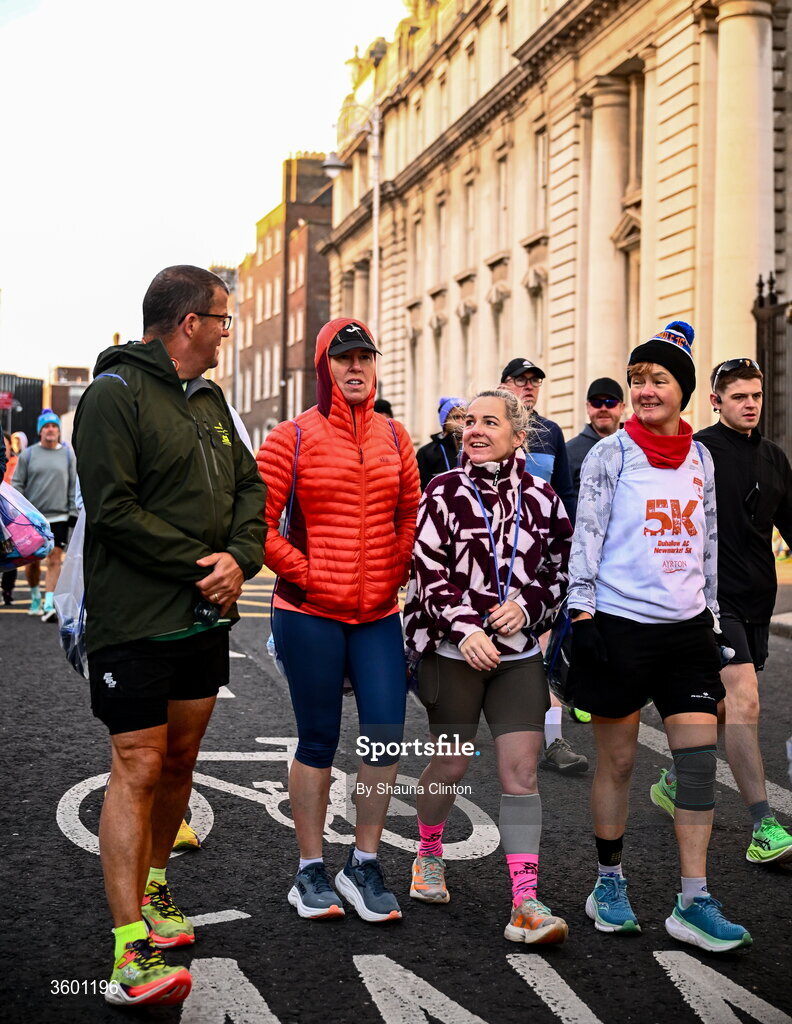 25 October 2026; Runners make their way to the start before the 2026 Irish Life Dublin Marathon, as thousands of runners took to the streets of Dublin for the 45th running of the event. Photo by Shauna Clinton/Sportsfile