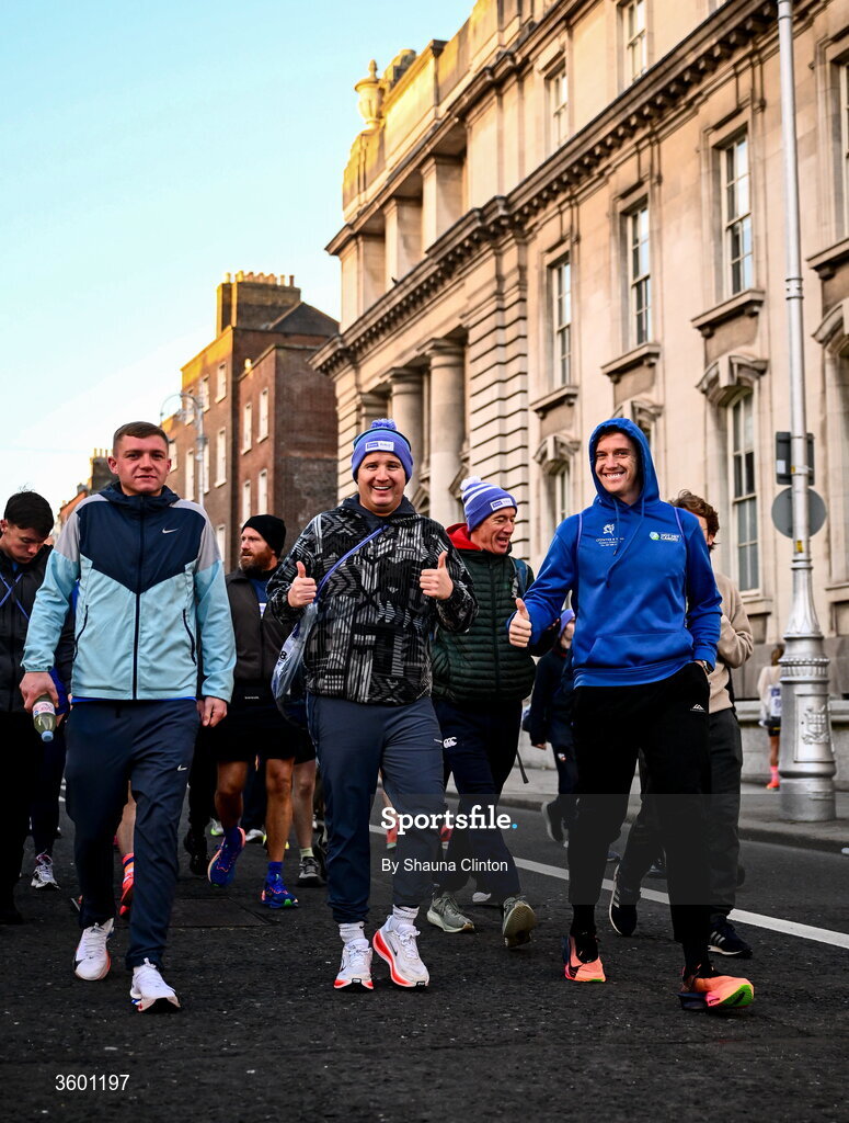 25 October 2026; Runners make their way to the start before the 2026 Irish Life Dublin Marathon, as thousands of runners took to the streets of Dublin for the 45th running of the event. Photo by Shauna Clinton/Sportsfile