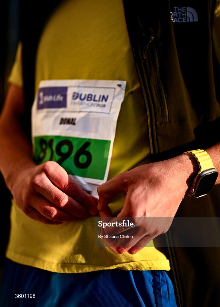 25 October 2026; Donal Scott attachs his race number before the 2026 Irish Life Dublin Marathon, as thousands of runners took to the streets of Dublin for the 45th running of the event. Photo by Shauna Clinton/Sportsfile