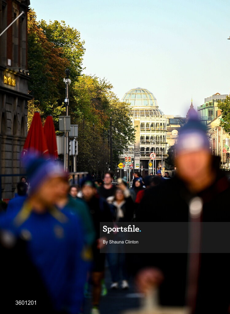 25 October 2026; Runners make their way to the start of the 2026 Irish Life Dublin Marathon, as thousands of runners took to the streets of Dublin for the 45th running of the event. Photo by Shauna Clinton/Sportsfile