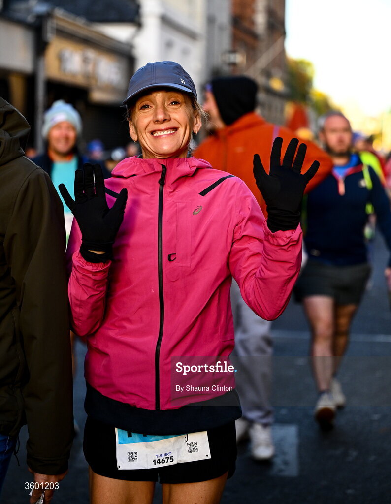 25 October 2026; Runners make their way to the start of the 2026 Irish Life Dublin Marathon, as thousands of runners took to the streets of Dublin for the 45th running of the event. Photo by Shauna Clinton/Sportsfile