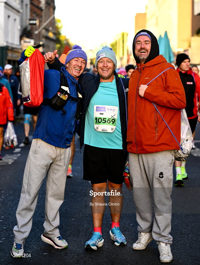 25 October 2026; Runners make their way to the start of the 2026 Irish Life Dublin Marathon, as thousands of runners took to the streets of Dublin for the 45th running of the event. Photo by Shauna Clinton/Sportsfile