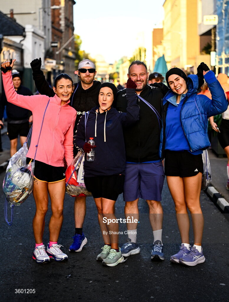 25 October 2026; Runners make their way to the start of the 2026 Irish Life Dublin Marathon, as thousands of runners took to the streets of Dublin for the 45th running of the event. Photo by Shauna Clinton/Sportsfile