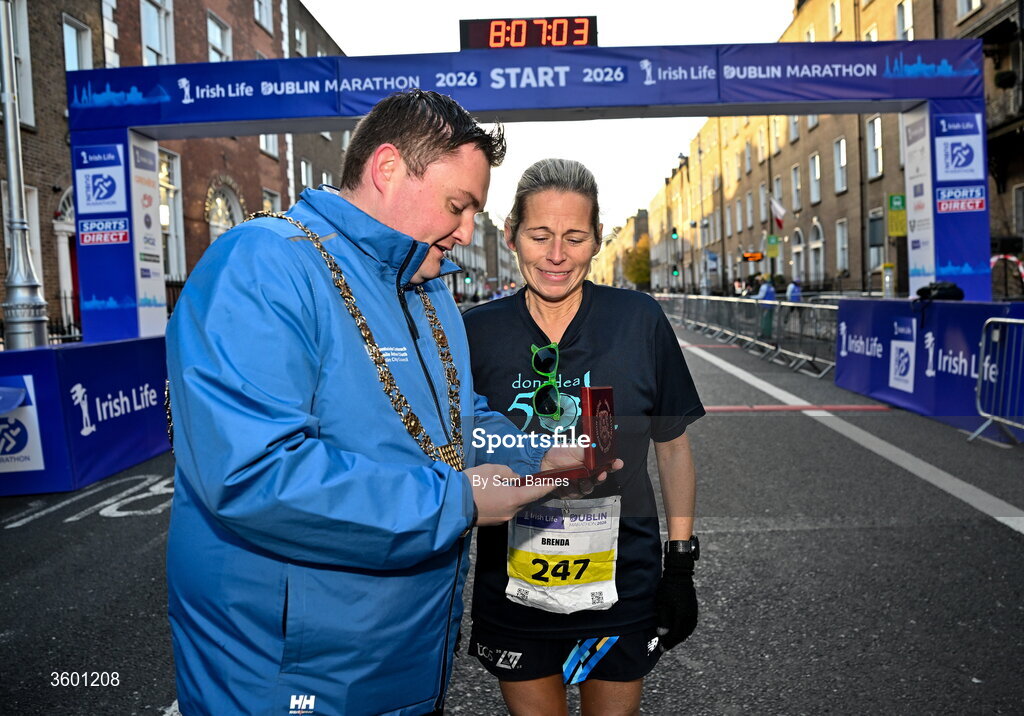 25 October 2026; Lord Mayor of Dublin Daryl Barron presents Brenda Okeeffe Miere the Lord Mayor Dublin Marathon Medal before the 2026 Irish Life Dublin Marathon, as thousands of runners took to the streets of Dublin for the 45th running of the event. Photo by Sam Barnes/Sportsfile