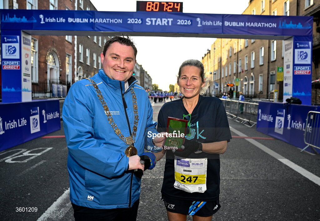 25 October 2026; Lord Mayor of Dublin Daryl Barron presents Brenda Okeeffe Miere the Lord Mayor Dublin Marathon Medal before the 2026 Irish Life Dublin Marathon, as thousands of runners took to the streets of Dublin for the 45th running of the event. Photo by Sam Barnes/Sportsfile