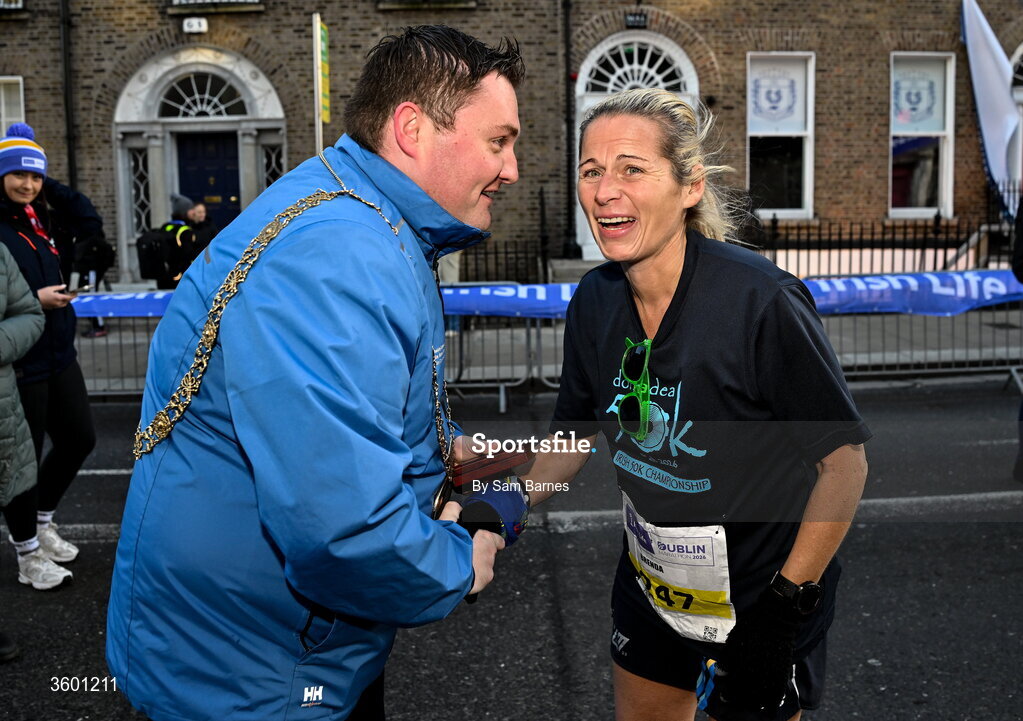 25 October 2026; Lord Mayor of Dublin Daryl Barron presents Brenda Okeeffe Miere the Lord Mayor Dublin Marathon Medal before the 2026 Irish Life Dublin Marathon, as thousands of runners took to the streets of Dublin for the 45th running of the event. Photo by Sam Barnes/Sportsfile