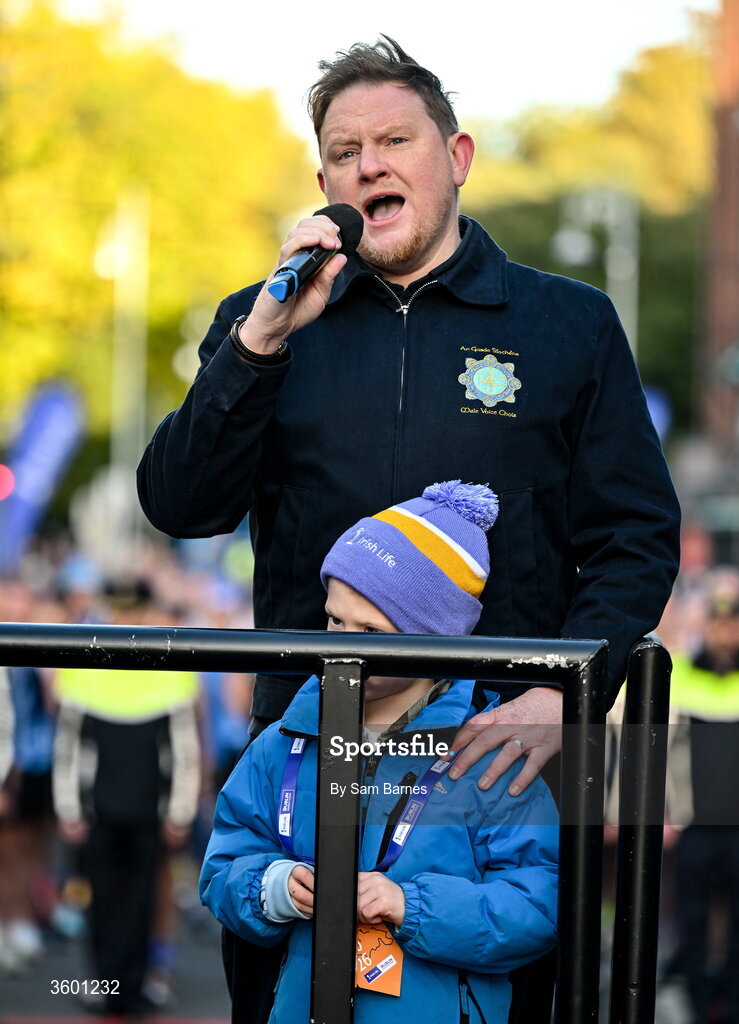 25 October 2026; PJ Gargan with Killian Gargan, age 6, performs Amhrán na bhFiann before the 2026 Irish Life Dublin Marathon, as thousands of runners took to the streets of Dublin for the 45th running of the event. Photo by Sam Barnes/Sportsfile