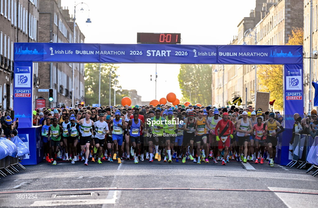 25 October 2026; A view of the start of the 2026 Irish Life Dublin Marathon, as thousands of runners took to the streets of Dublin for the 45th running of the event. Photo by Sam Barnes/Sportsfile