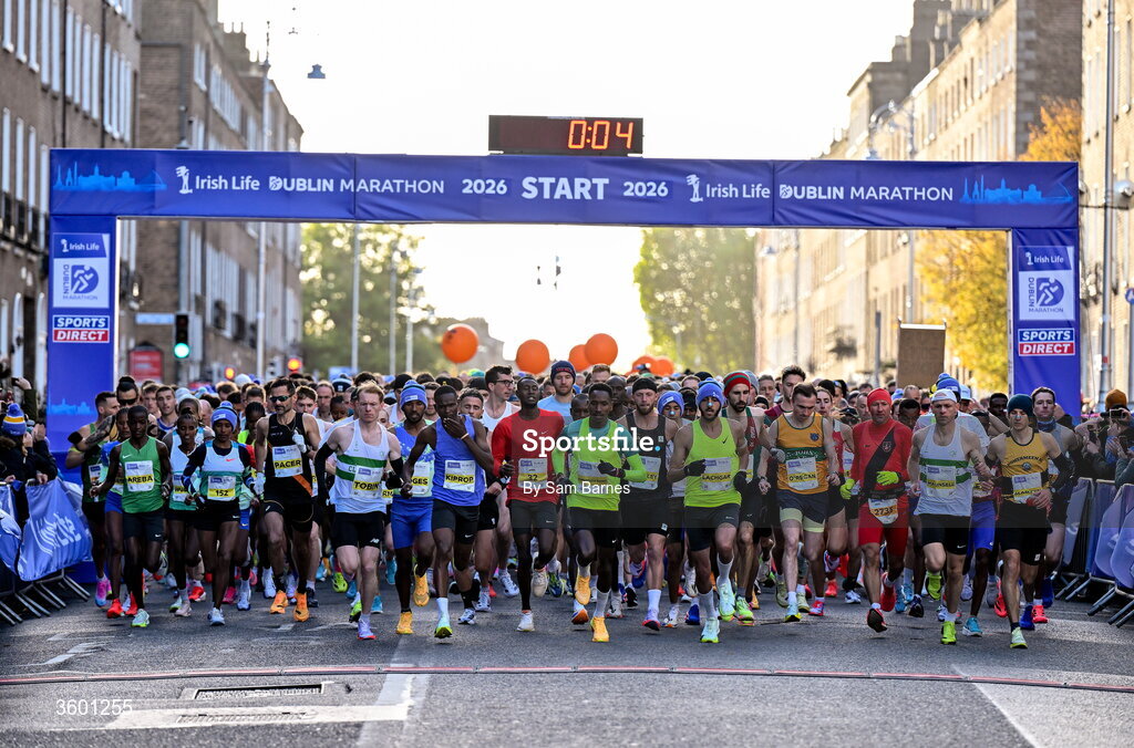 25 October 2026; A view of the start of the 2026 Irish Life Dublin Marathon, as thousands of runners took to the streets of Dublin for the 45th running of the event. Photo by Sam Barnes/Sportsfile