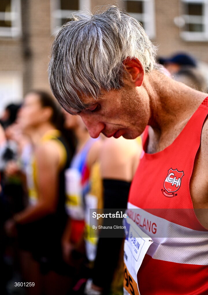 25 October 2026; Participants prepare before the 2026 Irish Life Dublin Marathon, as thousands of runners took to the streets of Dublin for the 45th running of the event. Photo by Shauna Clinton/Sportsfile