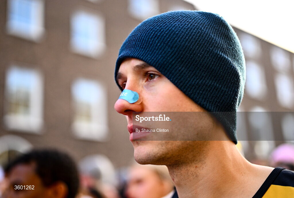 25 October 2026; Participants prepare before the 2026 Irish Life Dublin Marathon, as thousands of runners took to the streets of Dublin for the 45th running of the event. Photo by Shauna Clinton/Sportsfile