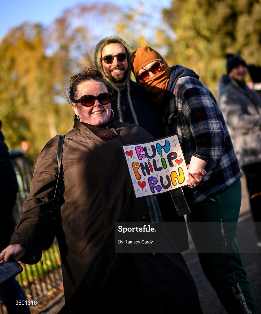 25 October 2026; Supporters during the 2026 Irish Life Dublin Marathon, as thousands of runners took to the streets of Dublin for the 45th running of the event. Photo by Ramsey Cardy/Sportsfile