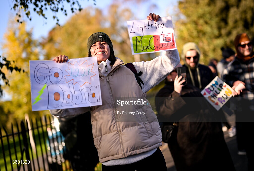 25 October 2026; Supporters during the 2026 Irish Life Dublin Marathon, as thousands of runners took to the streets of Dublin for the 45th running of the event. Photo by Ramsey Cardy/Sportsfile