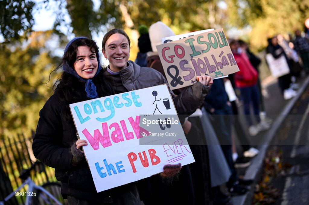 25 October 2026; Supporters during the 2026 Irish Life Dublin Marathon, as thousands of runners took to the streets of Dublin for the 45th running of the event. Photo by Ramsey Cardy/Sportsfile