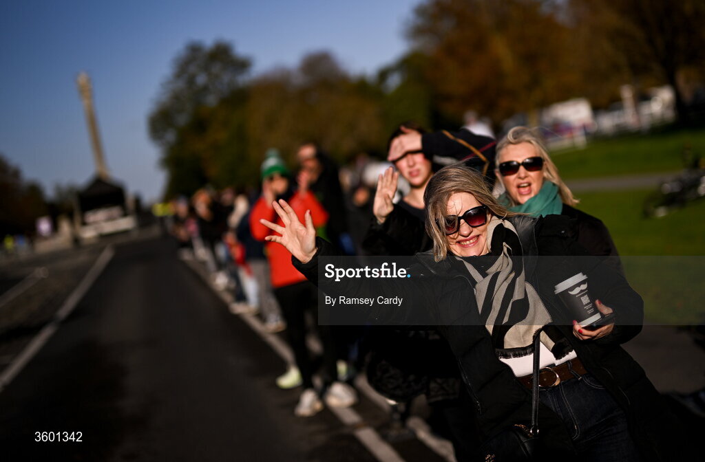 25 October 2026; Supporters during the 2026 Irish Life Dublin Marathon, as thousands of runners took to the streets of Dublin for the 45th running of the event. Photo by Ramsey Cardy/Sportsfile