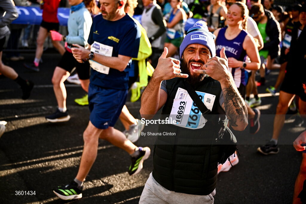25 October 2026; Participants during the 2026 Irish Life Dublin Marathon, as thousands of runners took to the streets of Dublin for the 45th running of the event. Photo by Shauna Clinton/Sportsfile